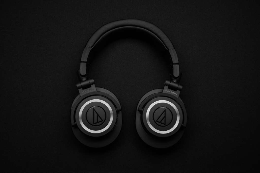 headphones are a great trending gifts for men